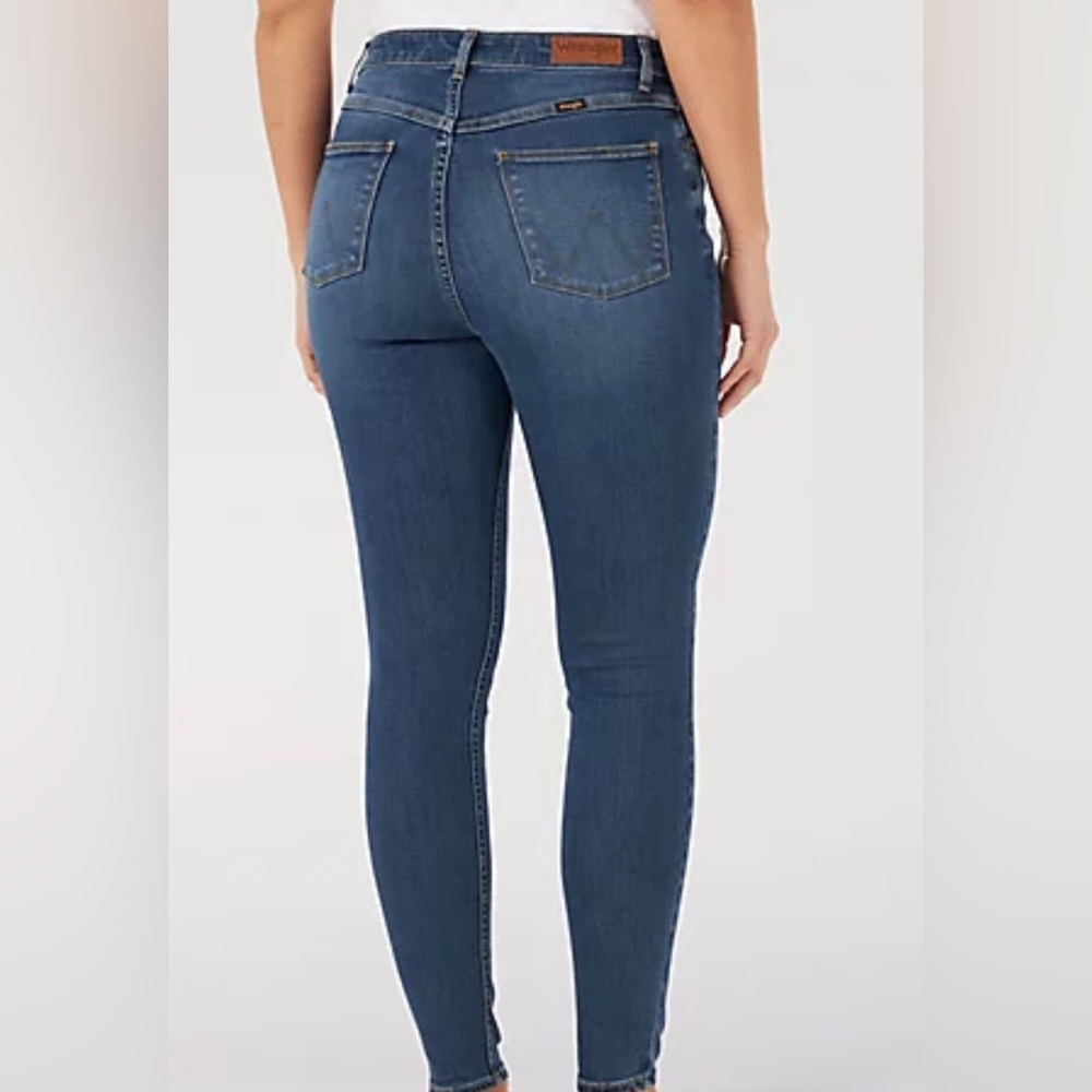 Wrangler high rise unforgettable skinny women’s denim size22